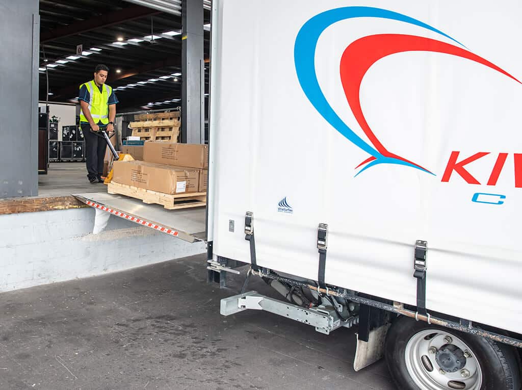 Kiwi-Express-Flexible-Solutions-tail-lift-truck-to-load-packages-from-odd-level Tail Lift Courier Truck