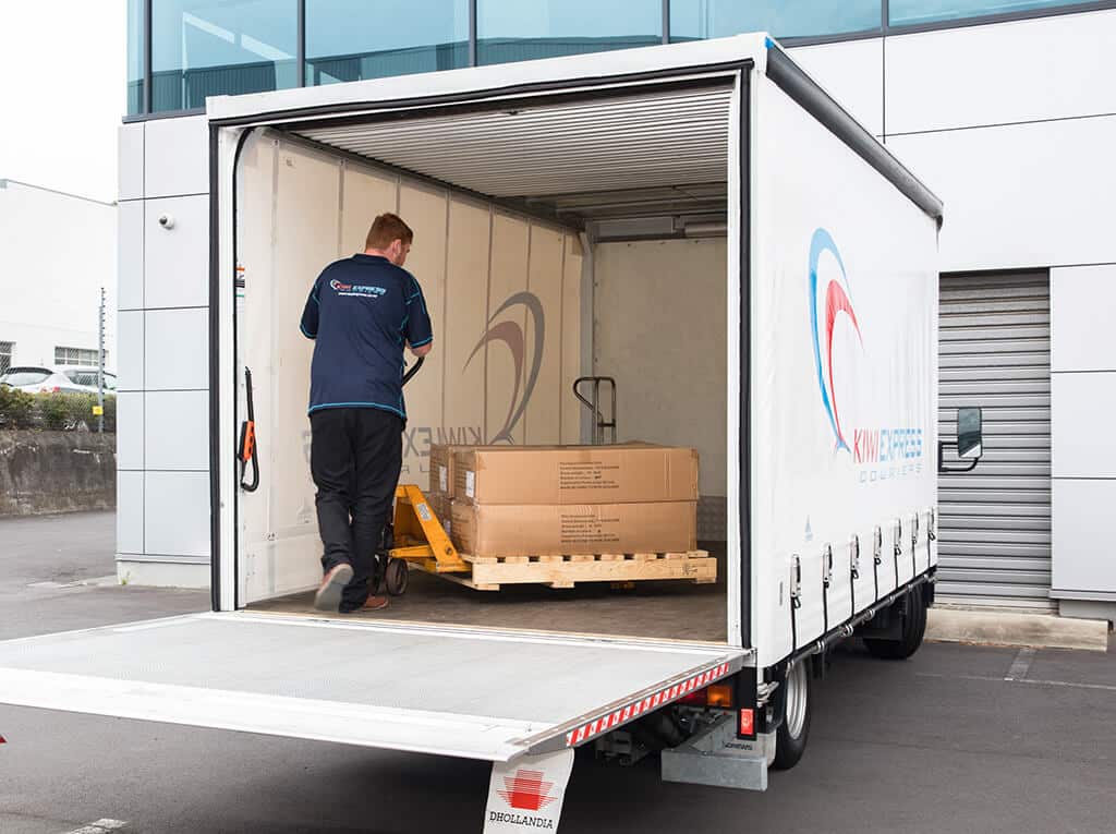 Tail Lift Courier Truck Service loading pallet.